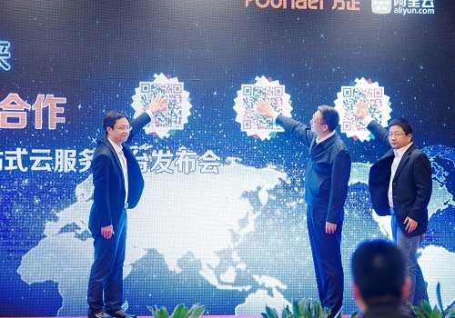 中国新闻技联理事长谢胜和（中）、方正AG.COM-电子竞技（中国）-官网AG.COM董事长、总裁杨斌（左）、阿里云互联网事业部总经理金戈（右）共同开启新品发布.jpg