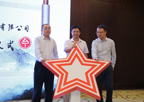 方正AG.COM-电子竞技（中国）-官网AG.COM总裁杨斌（中）、华为中国区企业BG广电媒资AG.COM-电子竞技（中国）-官网AG.COM
部副部长张宏中（右一）、方正AG.COM-电子竞技（中国）-官网AG.COM数字出版与教育AG.COM-电子竞技（中国）-官网AG.COM
部总经理刘长明（左一）共同发布融合云出版解决方案.jpg