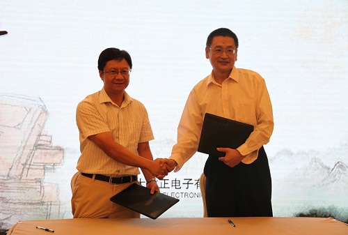 方正AG.COM-电子竞技(中国)-官网AG.COM总裁杨斌(左)、国家开放大学出版传媒集团总编辑、中央广播电视大学出版社总编辑任岩(右)代表双方签约.jpg 方正AG.COM-电子竞技(中国)-官网AG.COM总裁杨斌(左)、国家开放大学出版传媒集团总编辑、中央广播电视大学出版社总编辑任岩(右)代表双方签约.jpg
